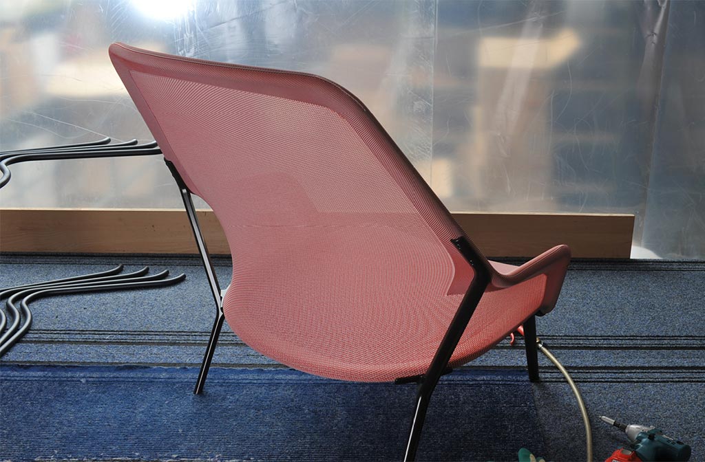 Kobleder strickt und montiert den innovativen Vitra - Slow Chair. Design: Ronan & Erwan Bouroullec