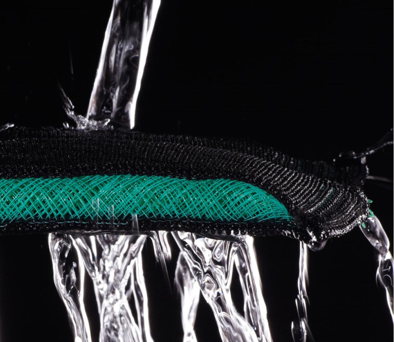 A 3D-knitted spacer fabric is highly breatabhle, durable and offers great protection.